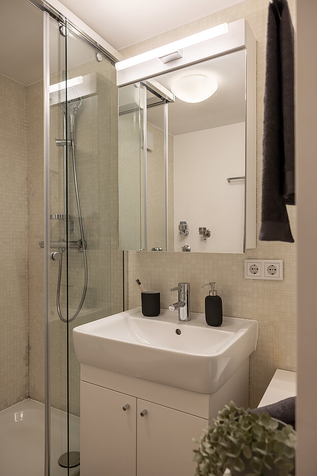 Etagenwohnung mit 2 Zimmern | München-Solln | 70418 | Badezimmer...