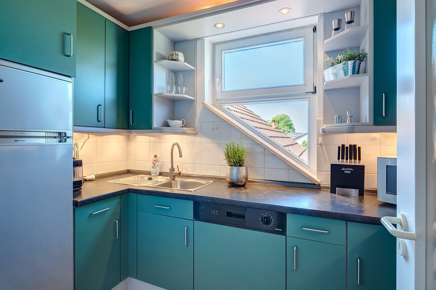 Etagenwohnung mit 2 Zimmern | Neubiberg | 70129 | Küche mit Fenster