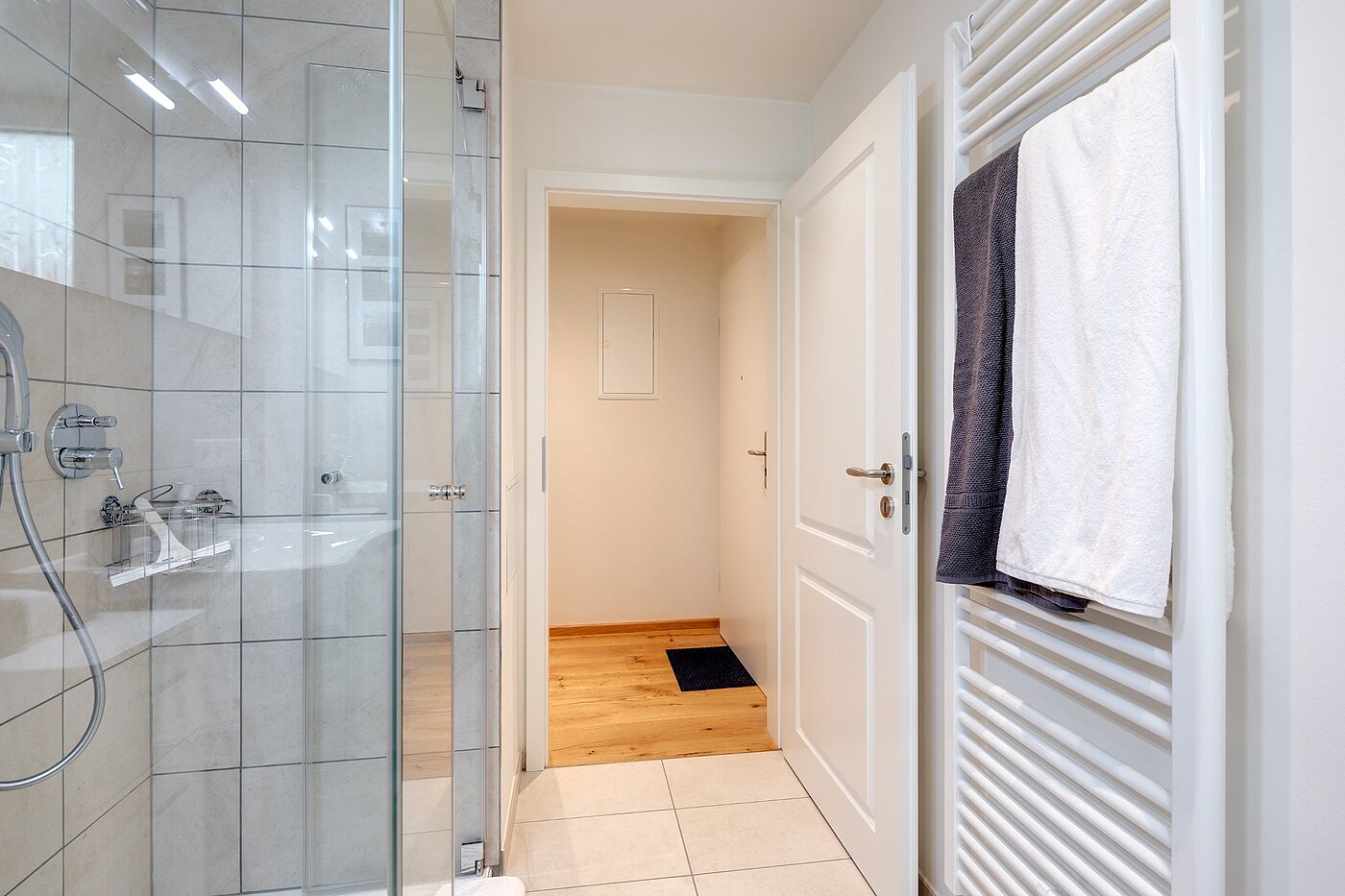 Etagenwohnung mit 2 Zimmern | München-Maxvorstadt | 2107ML5 | Dusche und Handtuchheizkörper