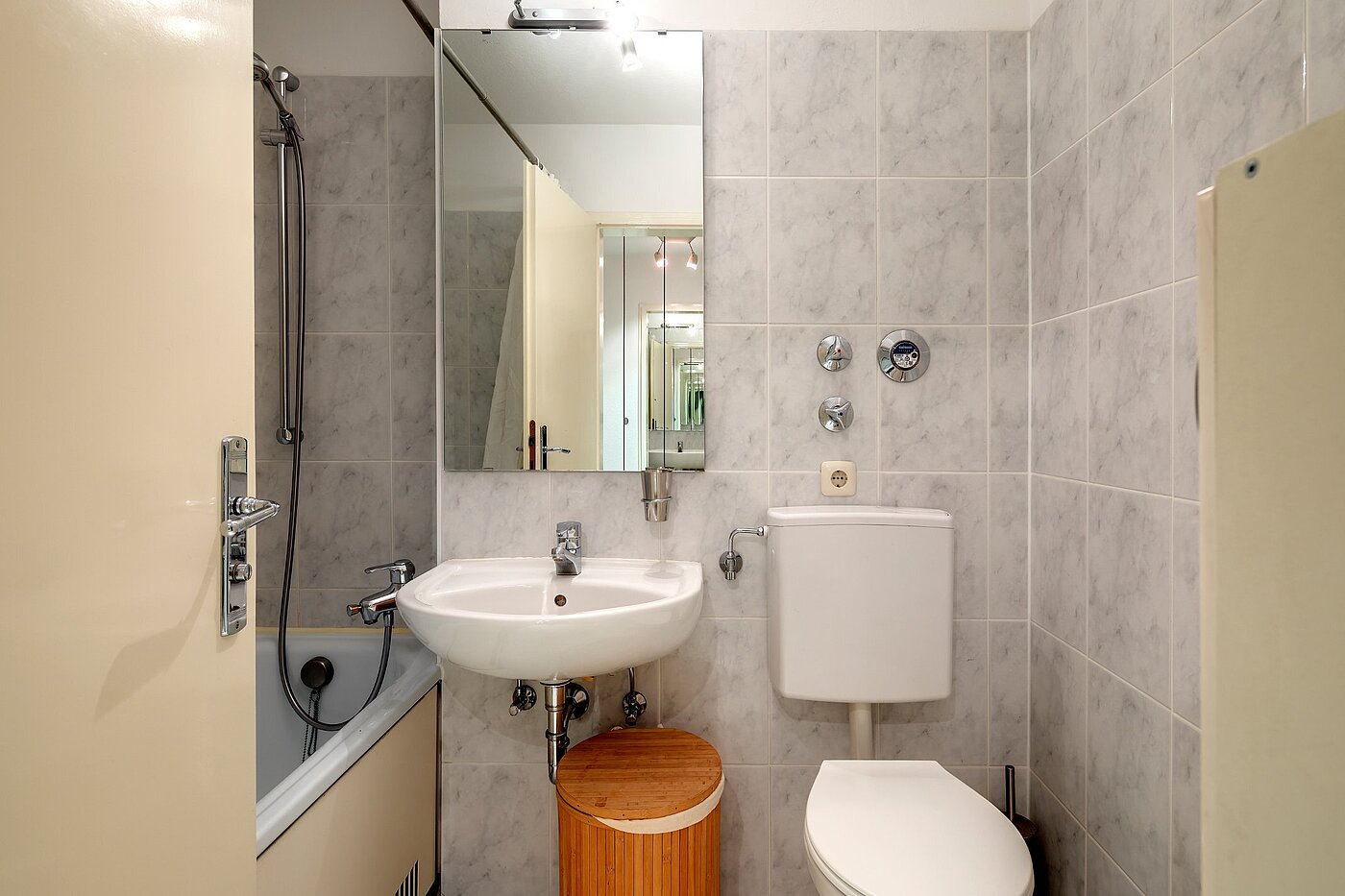 Erdgeschosswohnung mit 1 Zimmer | München-Neuhausen | 1911ML9 | Bad mit Wanne