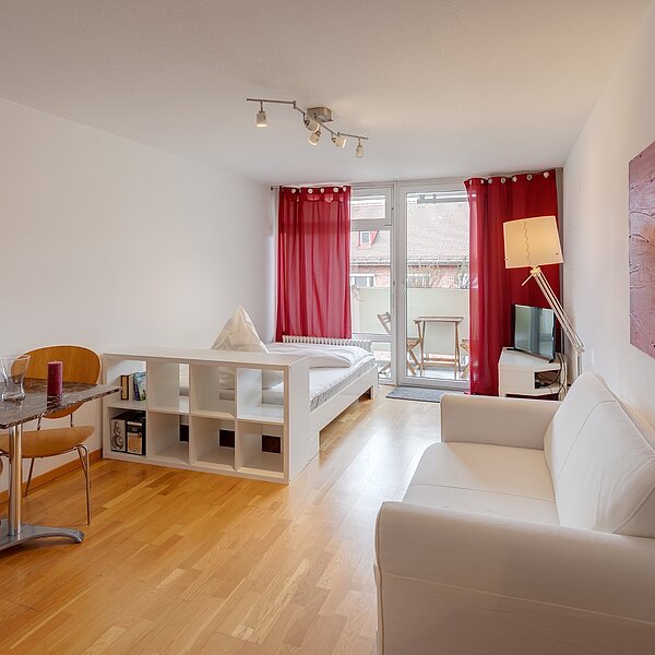 Isarvorstadt: Möbliertes Apartment mit Balkon in Isarnähe