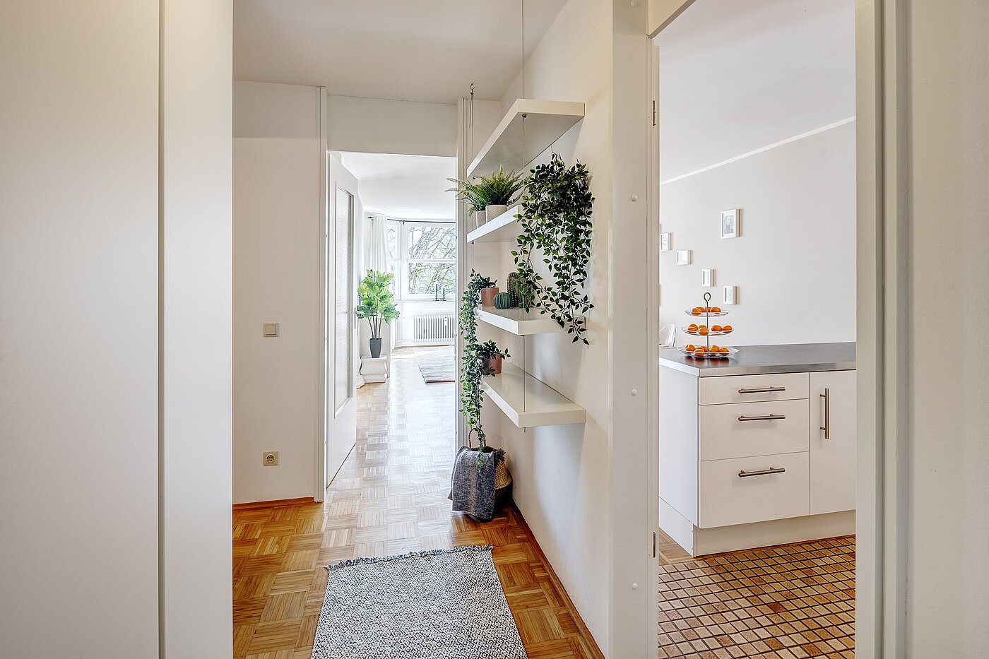Etagenwohnung mit 1.5 Zimmern | München-Bogenhausen | 2203ML2 | Eingangsbereich mit Blick Richtung Wohnzimmer und Küche