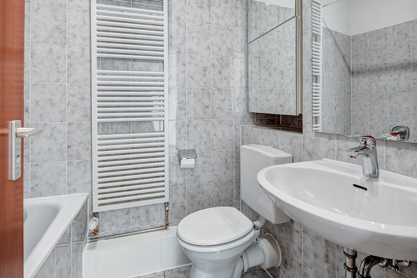 Etagenwohnung mit 1 Zimmer | München-Perlach | 2204ML8 | Bad mit Handtuchheizkörper...