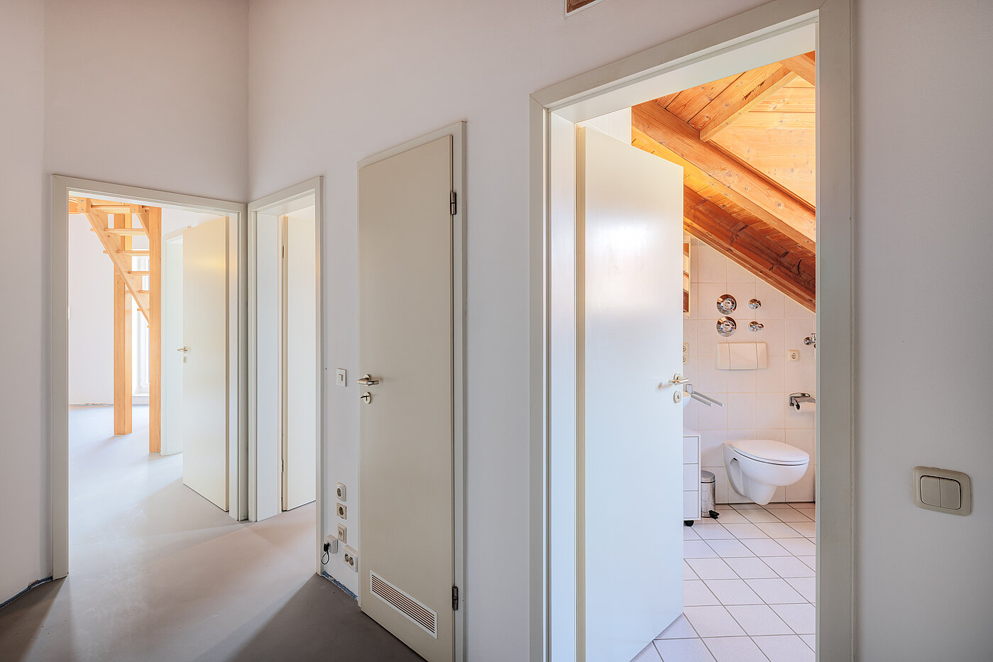 Dachgeschosswohnung mit 2 Zimmern | 70314 | Flur