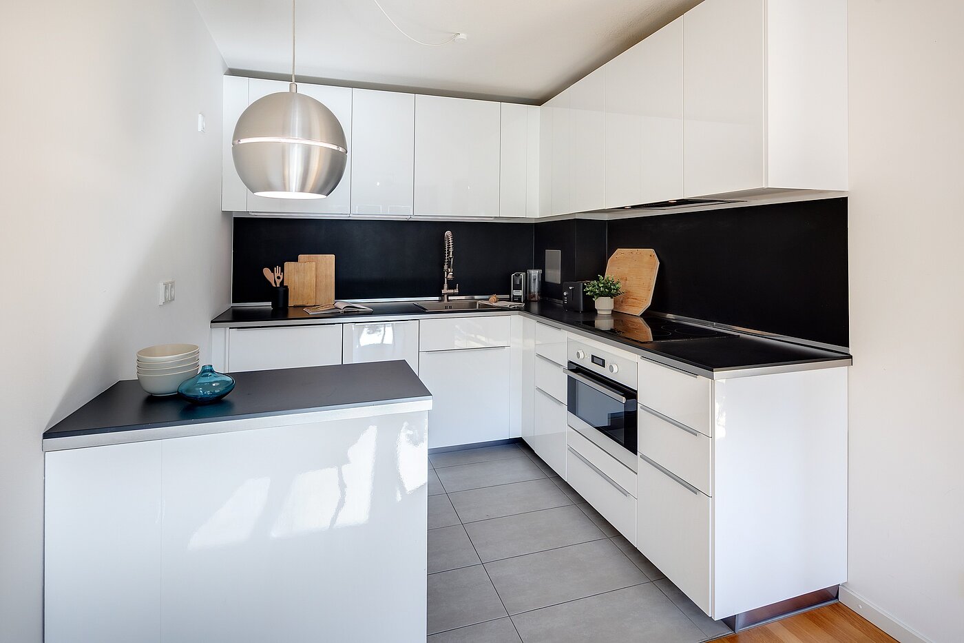 Etagenwohnung mit 2 Zimmern | München-Schwabing | 70278 | Weiße Einbauküche