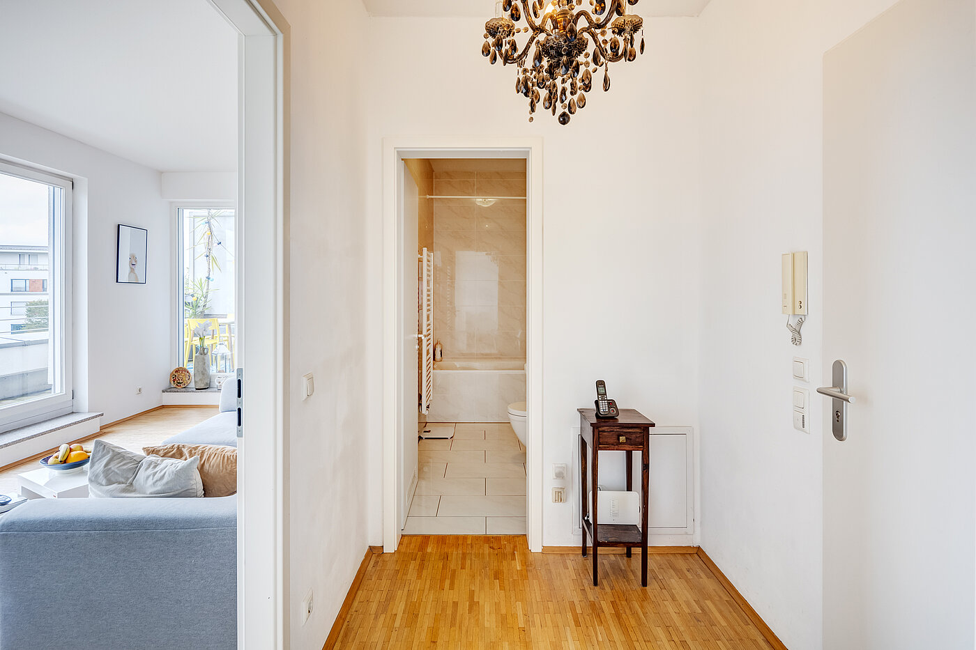 Etagenwohnung mit 2 Zimmern | München-Schwabing | 70153 | ...und Blickrichtung Wohnzimmer und Bad
