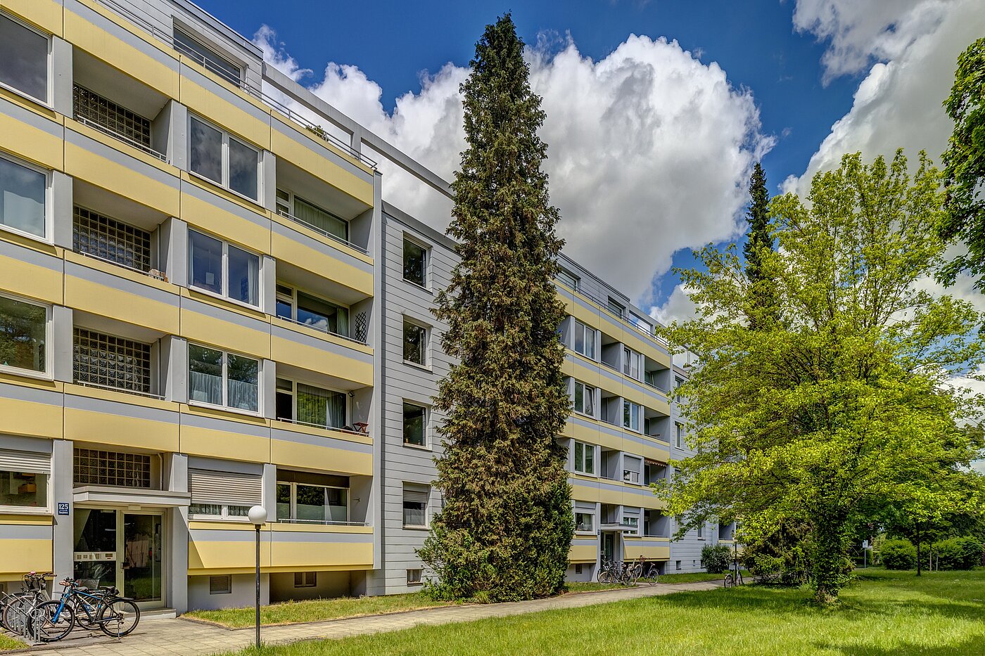 Terrassenwohnung mit 3.5 Zimmern | München-Berg am Laim | 123456 | Gebäudeansicht