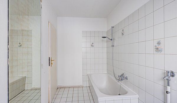 Erdgeschosswohnung mit 2.5 Zimmern | München-Schwabing | 70441 | Bad mit Badewanne