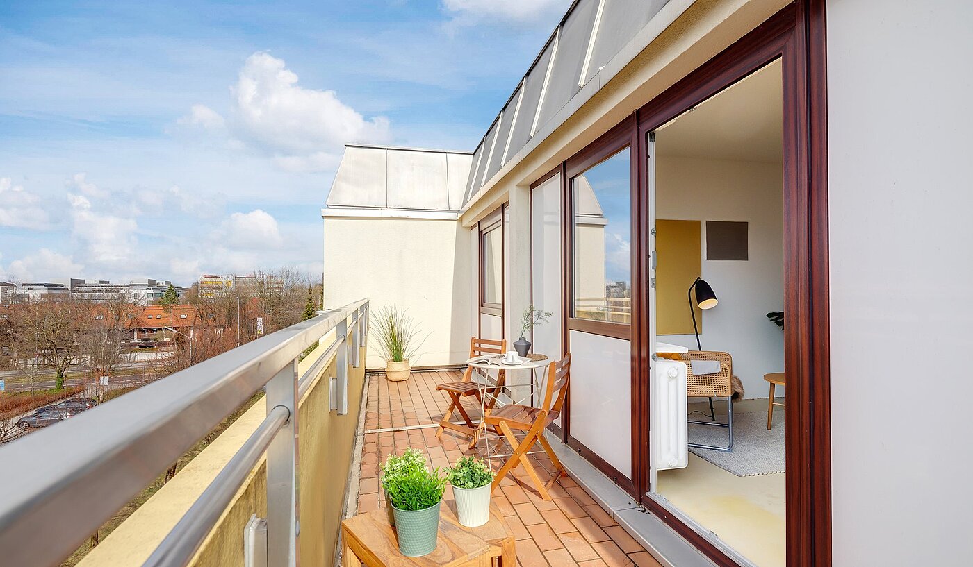 Etagenwohnung mit 2 Zimmern | München-Oberföhring | 2002ML7 | ...und draußen - ganz oben...
