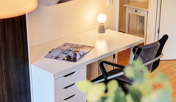 Etagenwohnung mit 2 Zimmern | München-Schwabing | 703161 | Schreibtisch