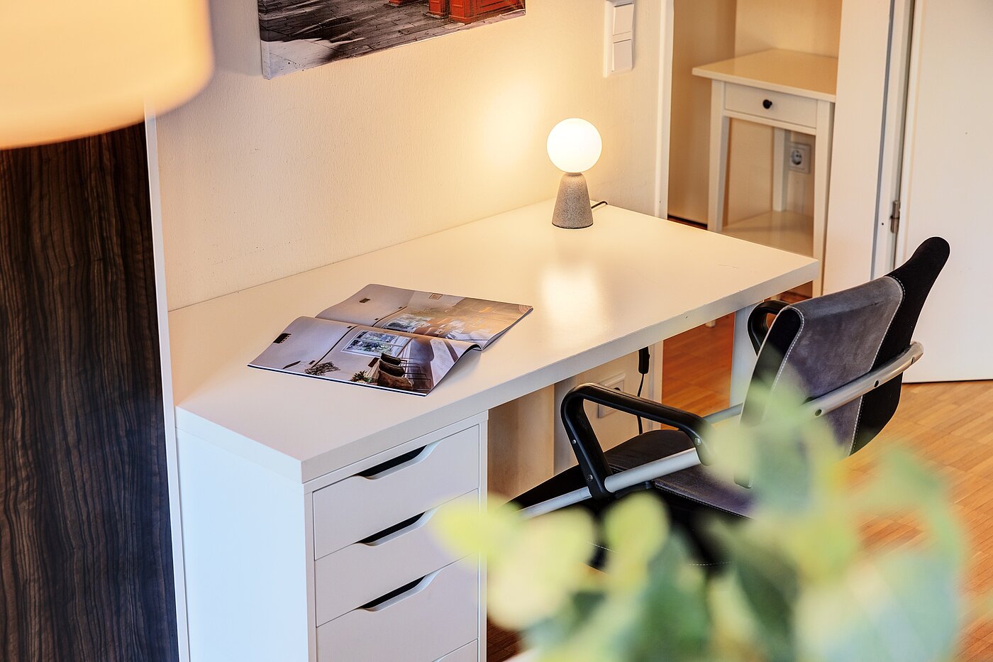 Etagenwohnung mit 2 Zimmern | München-Schwabing | 703161 | Schreibtisch