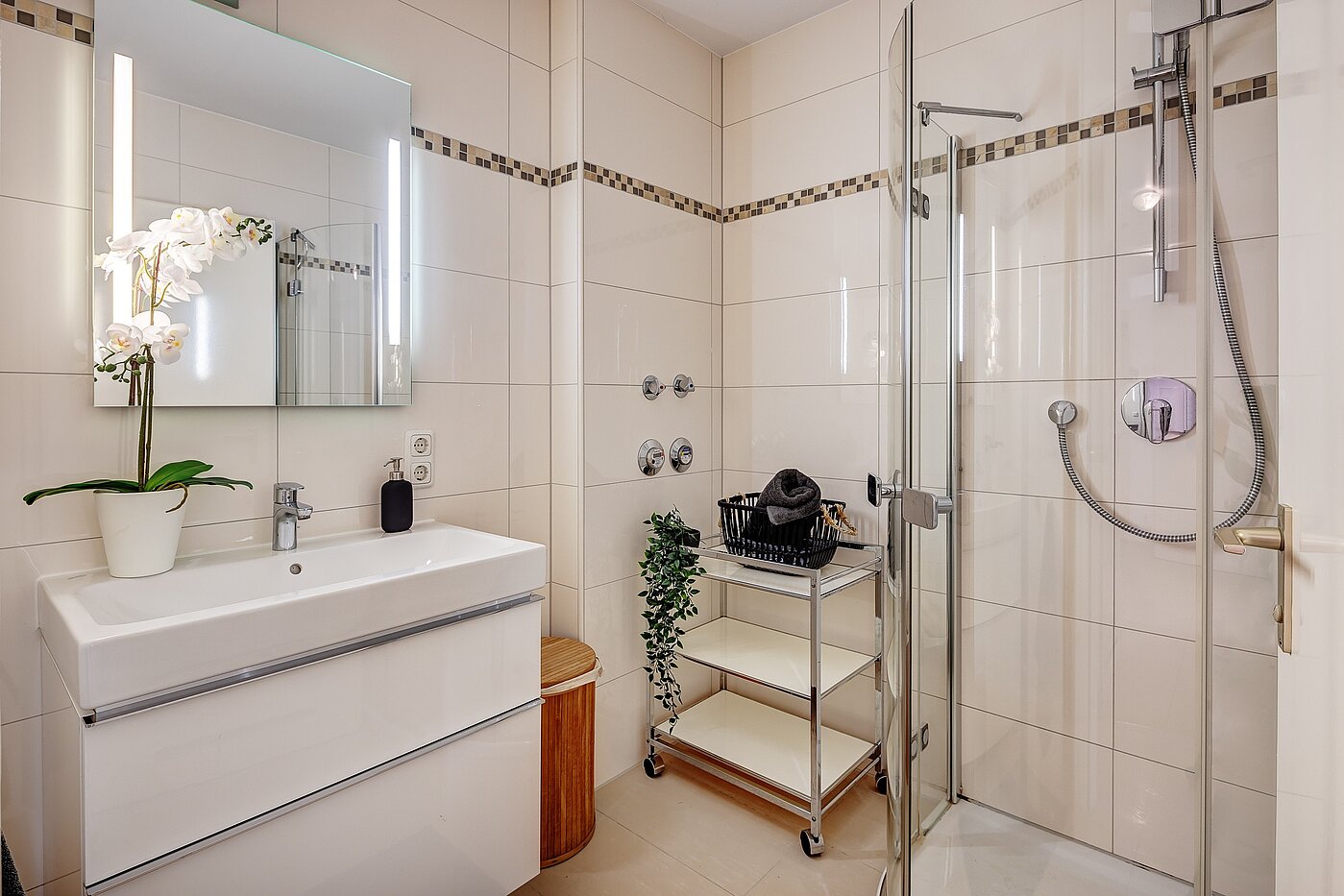 Etagenwohnung mit 2.5 Zimmern | München-Nymphenburg | 2204ML61 | Hell gefliestes Bad...