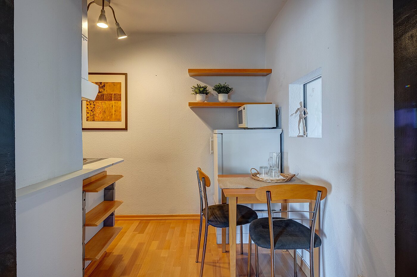 Etagenwohnung mit 1 Zimmer | München-Schwabing | 2109ML1 | bietet einen kleinen Esstisch