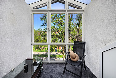 Poing: Charmante 2-Zimmer DG-Wohnung mit Wintergarten