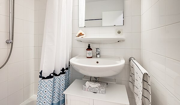 Etagenwohnung mit 1 Zimmer | München-Schwabing | 70475 | Weiß gefliestes Bad...