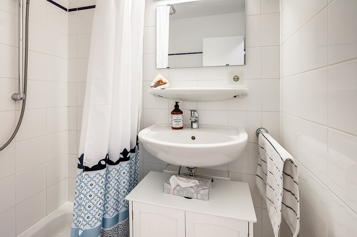 Etagenwohnung mit 1 Zimmer | München-Schwabing | 70475 | Weiß gefliestes Bad...
