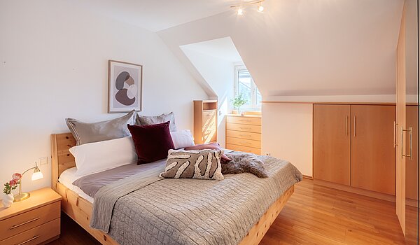 Dachgeschosswohnung mit 3 Zimmern | 70501 | Schlafzimmer mit...