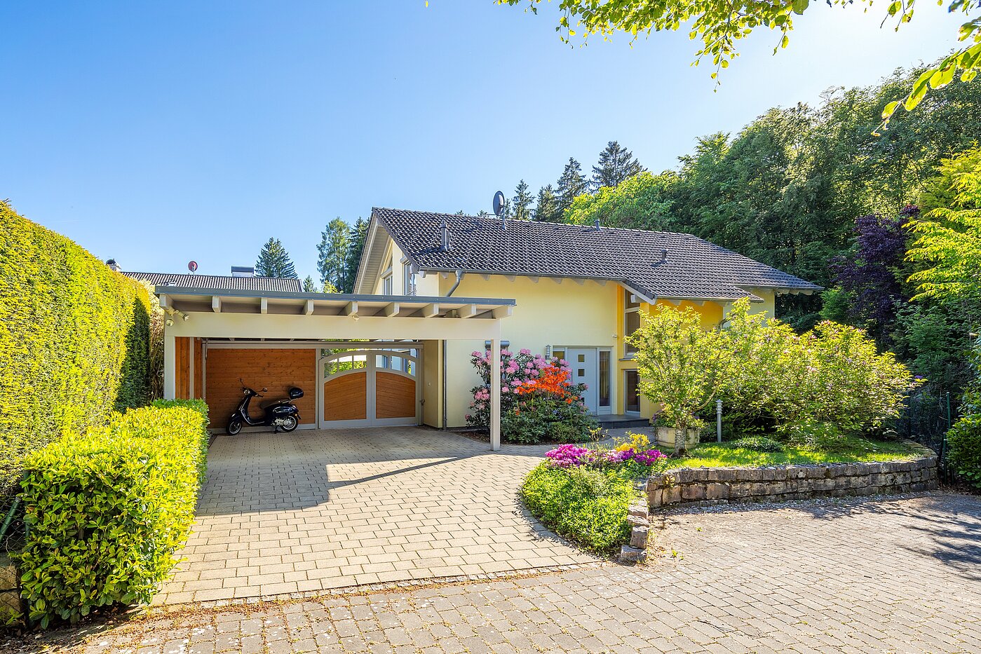Einfamilienhaus mit 5 Zimmern | Icking | 70438 | Hausansicht mit Carport
