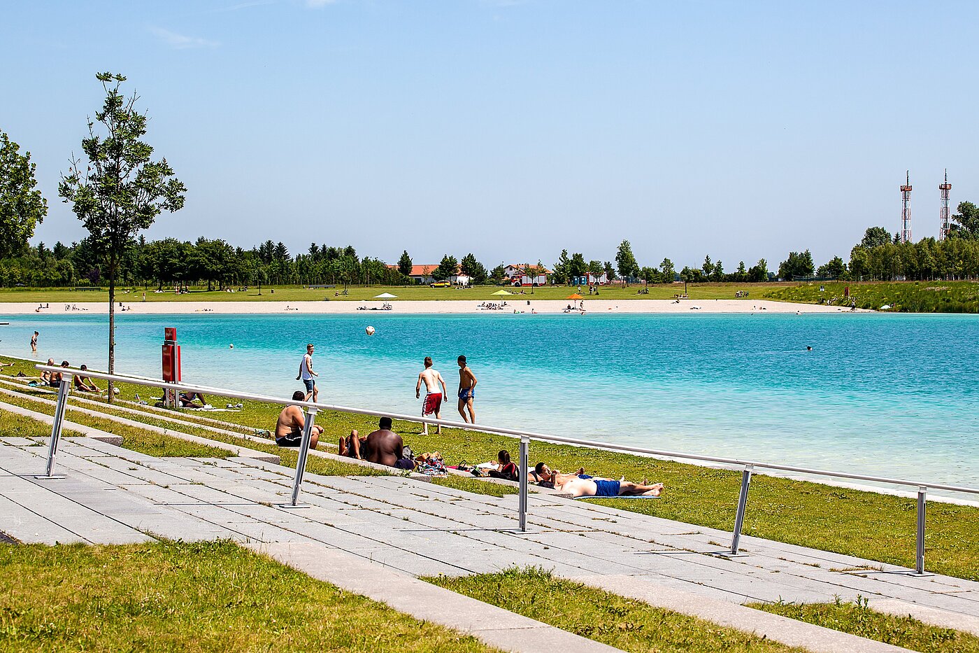 Dachgeschosswohnung mit 3 Zimmern | München-Riem | 701701 | Der Riemer See im Sommer...