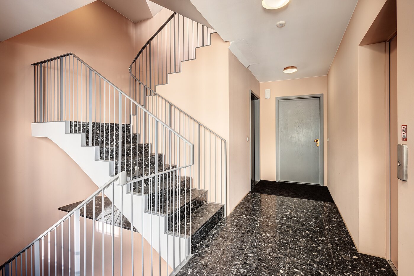 Etagenwohnung mit 2 Zimmern | München-Schwabing | 70195 | ...Treppenhaus