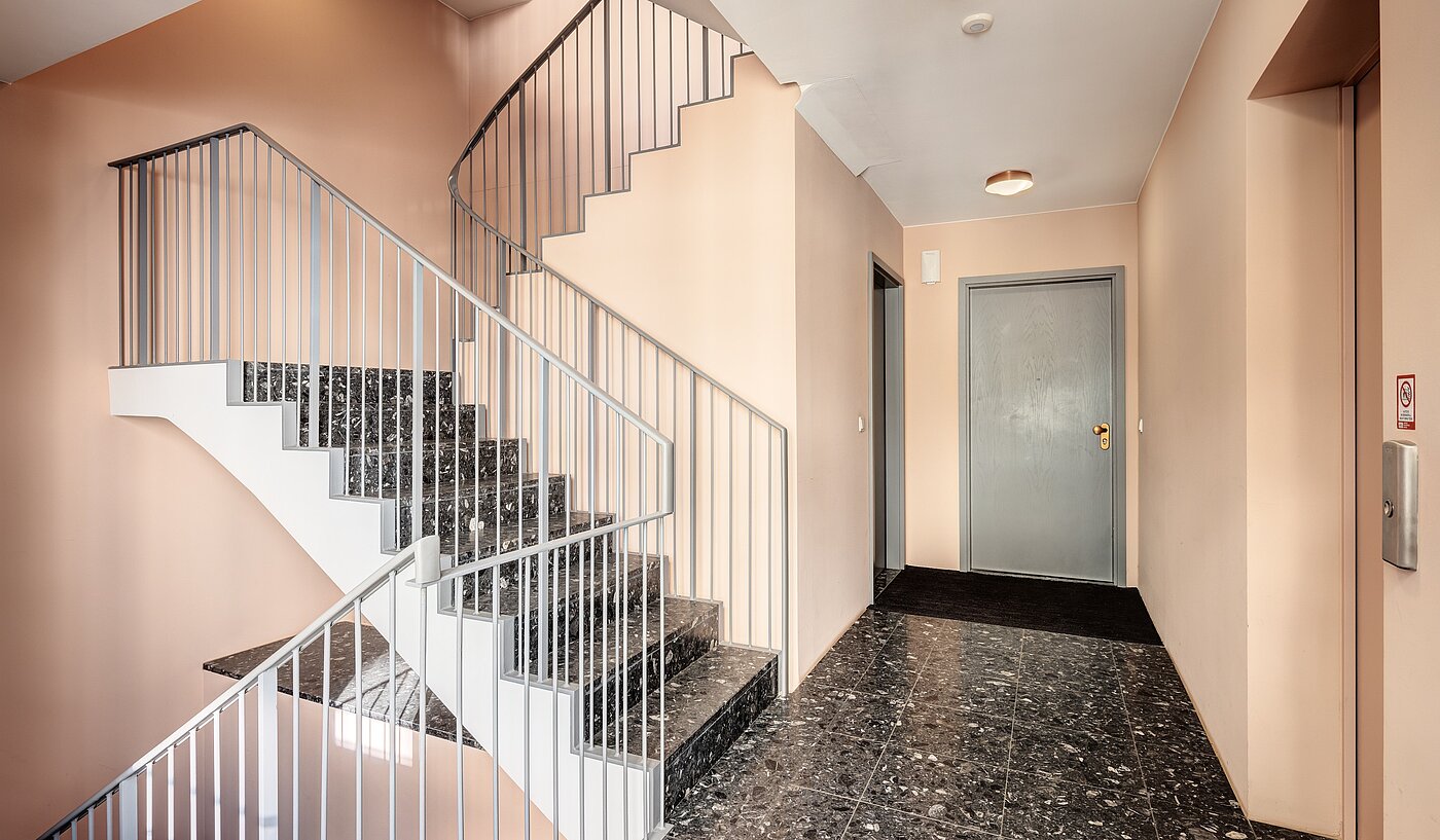 Etagenwohnung mit 2 Zimmern | München-Schwabing | 70195 | ...Treppenhaus