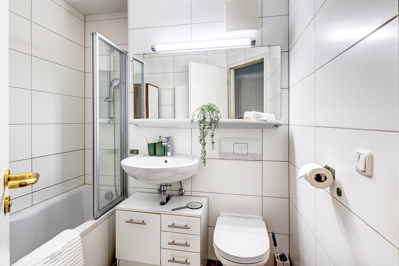 Etagenwohnung mit 2 Zimmern | München-Schwabing | 2205ML71 | Das Wannenbad, deckenhoch gefliest...