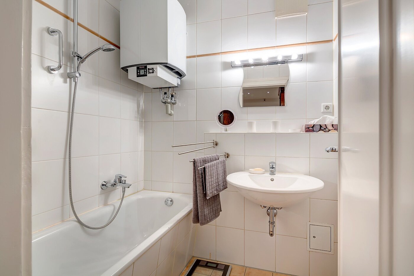 Etagenwohnung mit 2.5 Zimmern | München-Au | 2110ML9 | Bad mit Badewanne und...