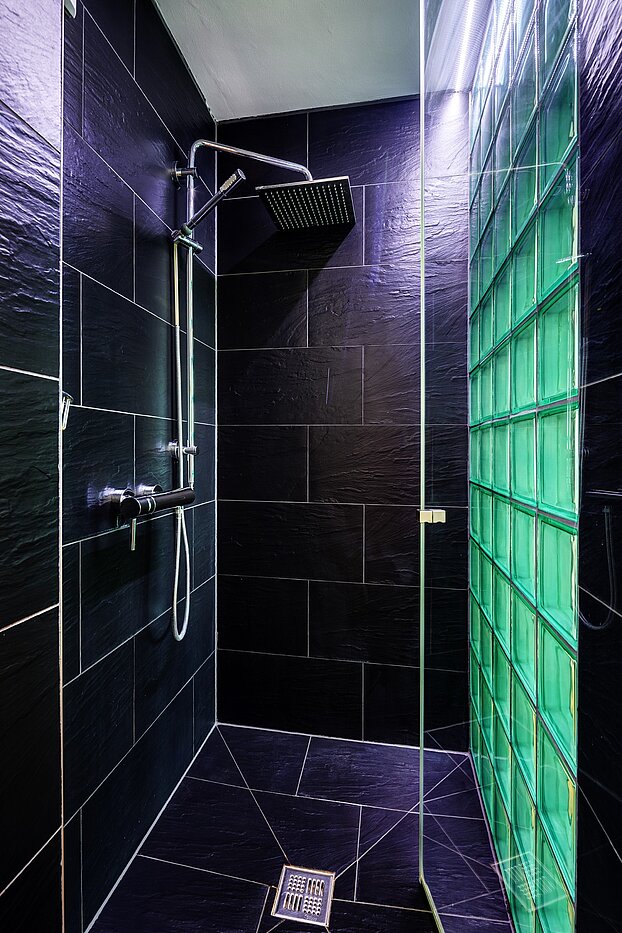 Etagenwohnung mit 2 Zimmern | München-Au | 70108 | Dusche mit Schieferplatten