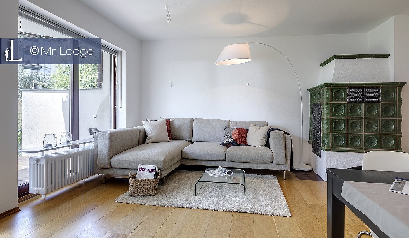 Erdgeschosswohnung mit 2 Zimmern | München-Harlaching | 1704ML6 | Wohnzimmer mit Kachelofen