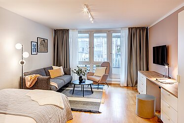 Maxvorstadt: Großzügiges 1-Zimmer Apartment mit West-Loggia