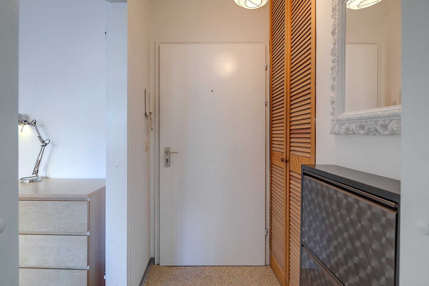 Etagenwohnung mit 1 Zimmer | München-Neuhausen | 2301ML8 | Flur mit Garderobenschrank