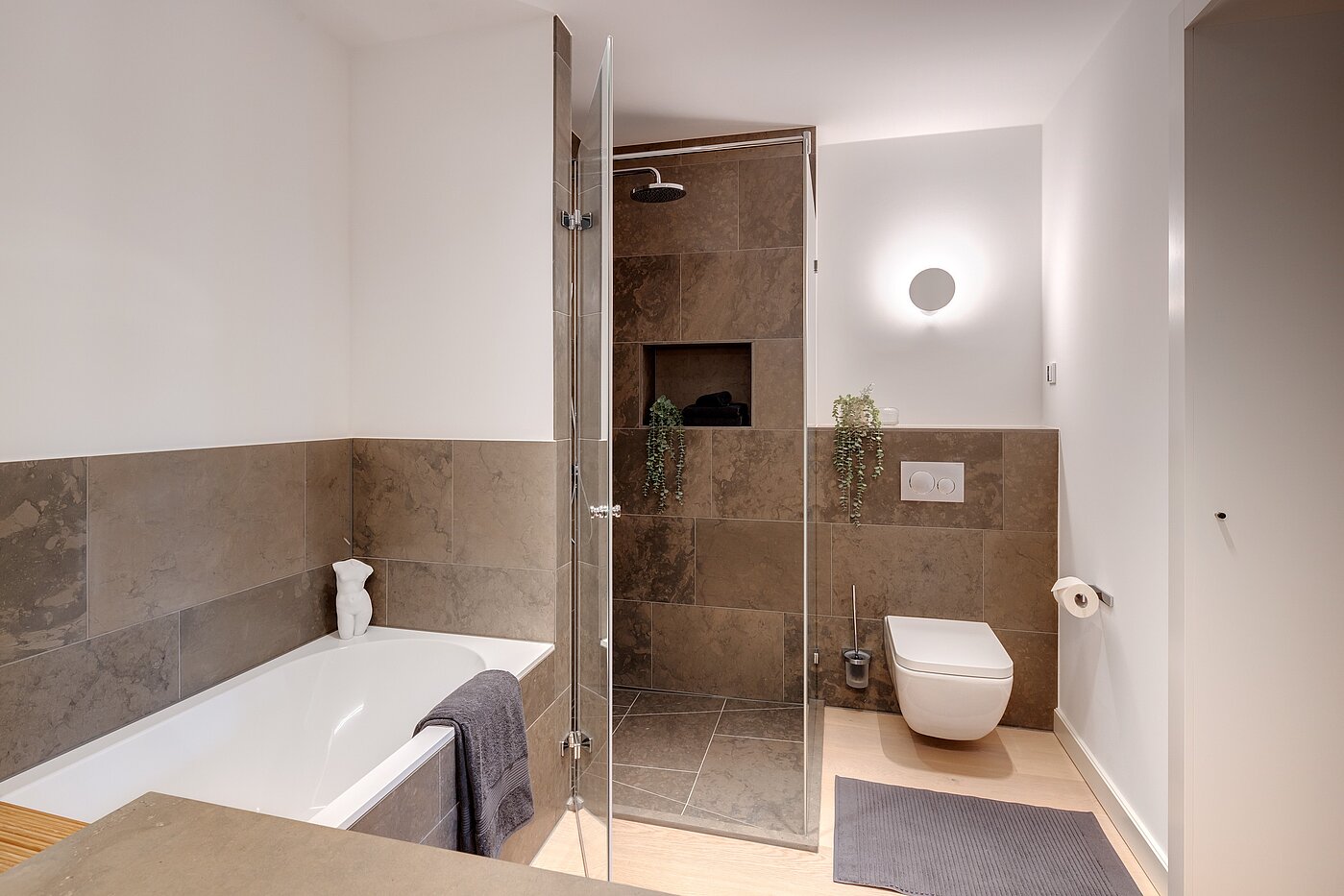 Etagenwohnung mit 3 Zimmern | 70046 | ...und En Suite Bad...