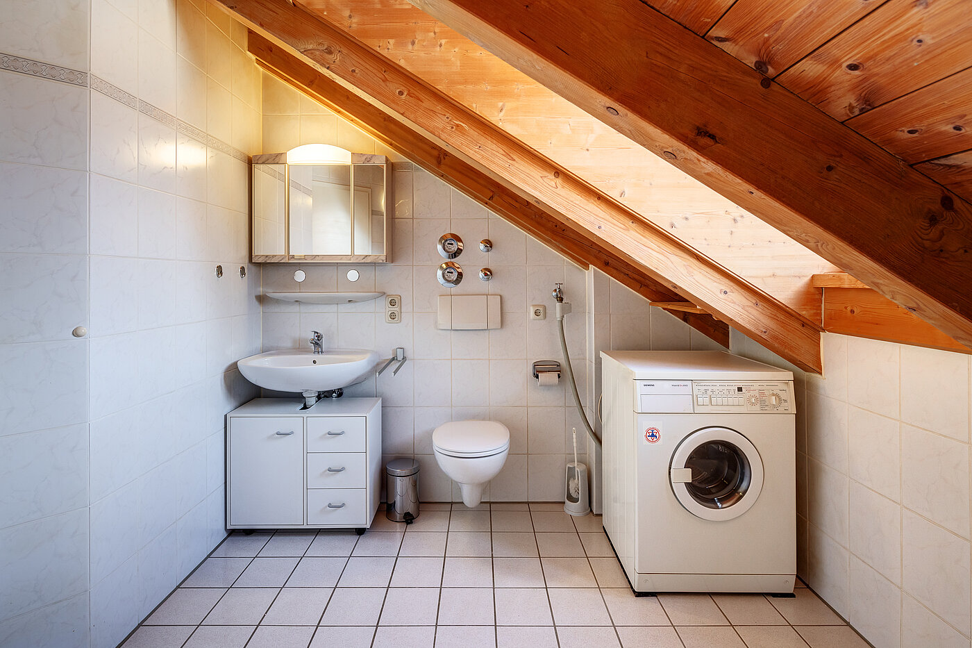 Dachgeschosswohnung mit 2 Zimmern | 70314 | Bad