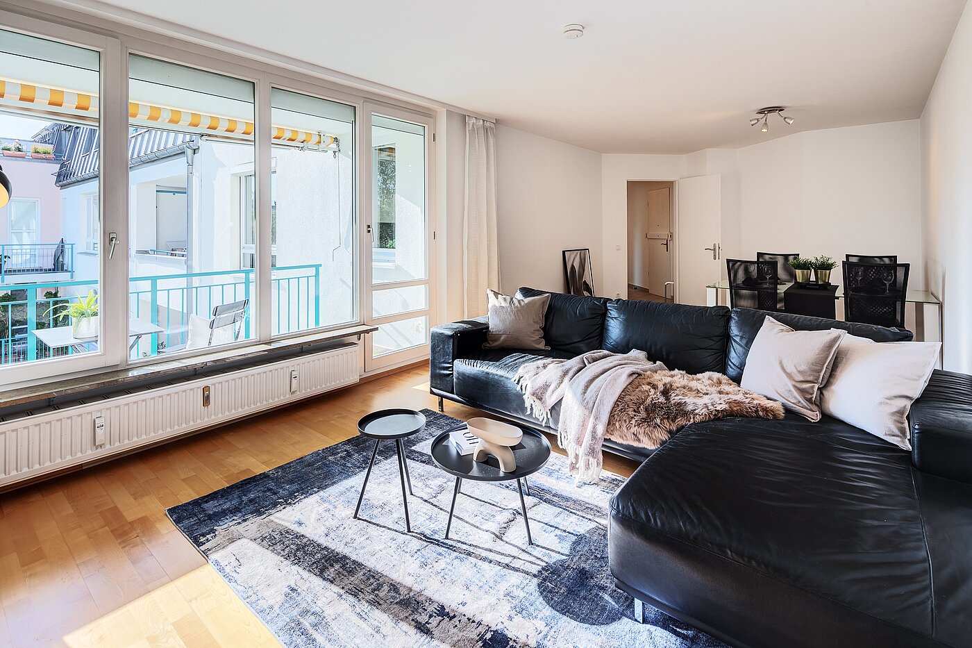 Etagenwohnung mit 3 Zimmern | München-Oberföhring | 70246 | Großzügiges Wohnzimmer mit Zugang zur Loggia