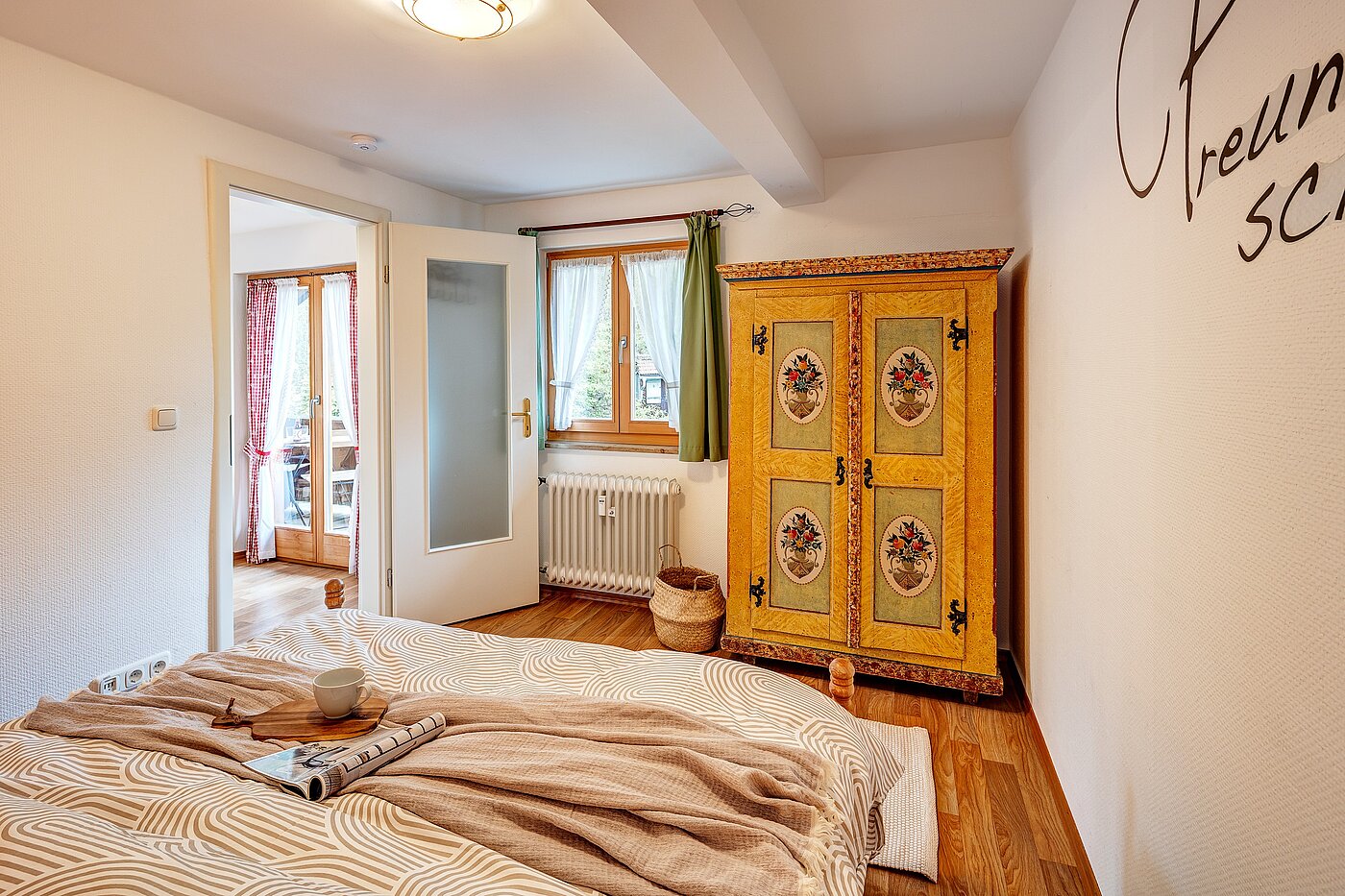 Dachgeschosswohnung mit 2 Zimmern | Bad Wiessee | 70017 | ...und altem Bauernschrank.