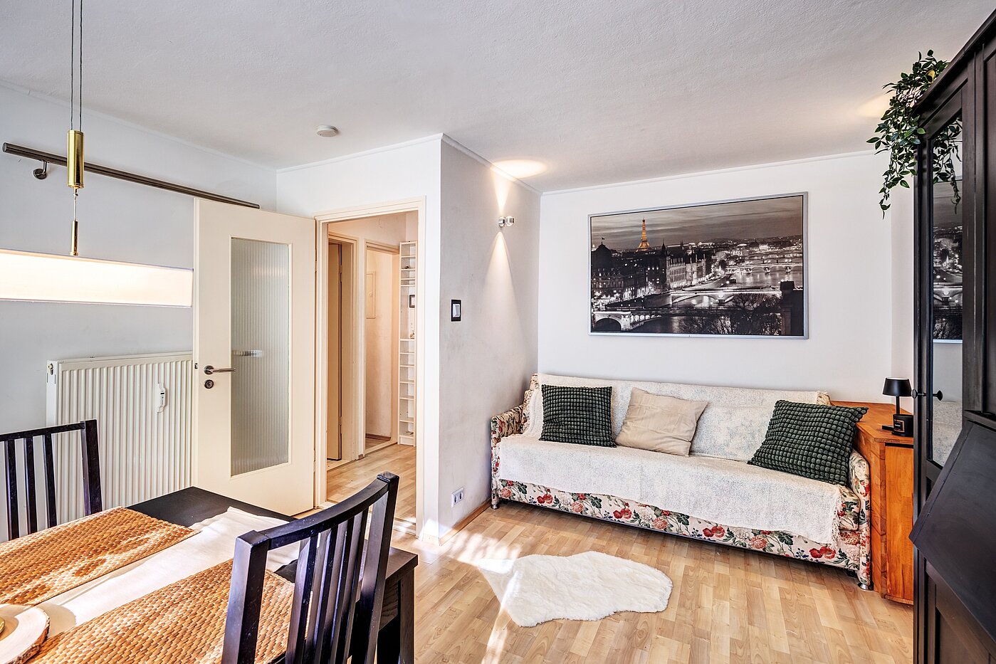 Hochparterre mit 1 Zimmer | München-Bogenhausen | 70301 | Couch