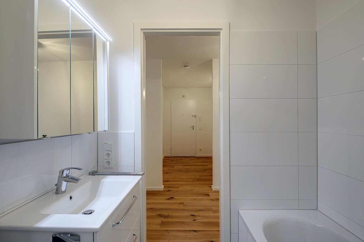 Etagenwohnung mit 3 Zimmern | München-Neuhausen | 1803D7 | Acryl- Duschwanne