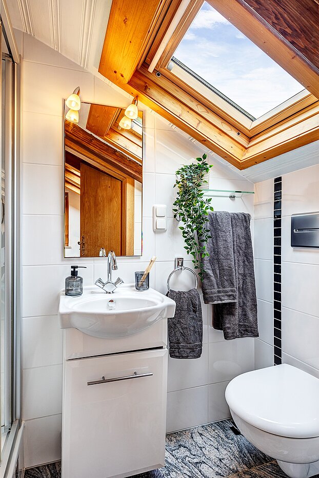 Dachgeschosswohnung mit 2 Zimmern | Bad Wiessee | 70017 | Helles Badezimmer