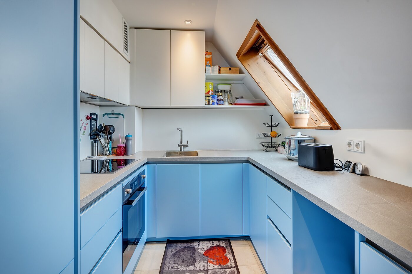 Einfamilienhaus mit 8 Zimmern | 70229 | Küche mit Fenster...