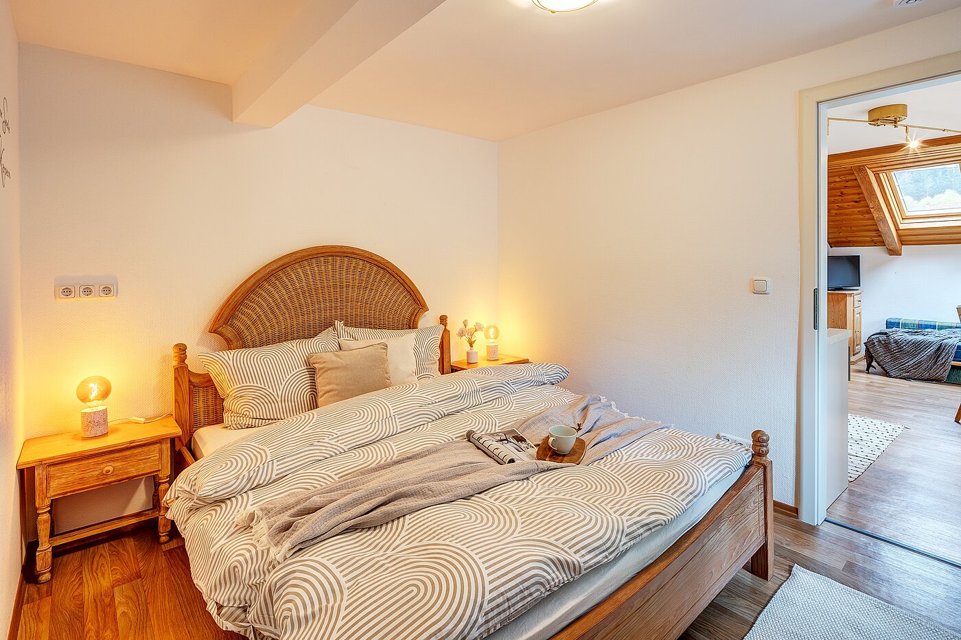 Dachgeschosswohnung mit 2 Zimmern | Bad Wiessee | 70017 | ...mit großzügigem Bett...
