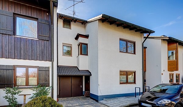 Etagenwohnung mit 4 Zimmern | Ismaning | 700081 | Hausansicht Straßenseite