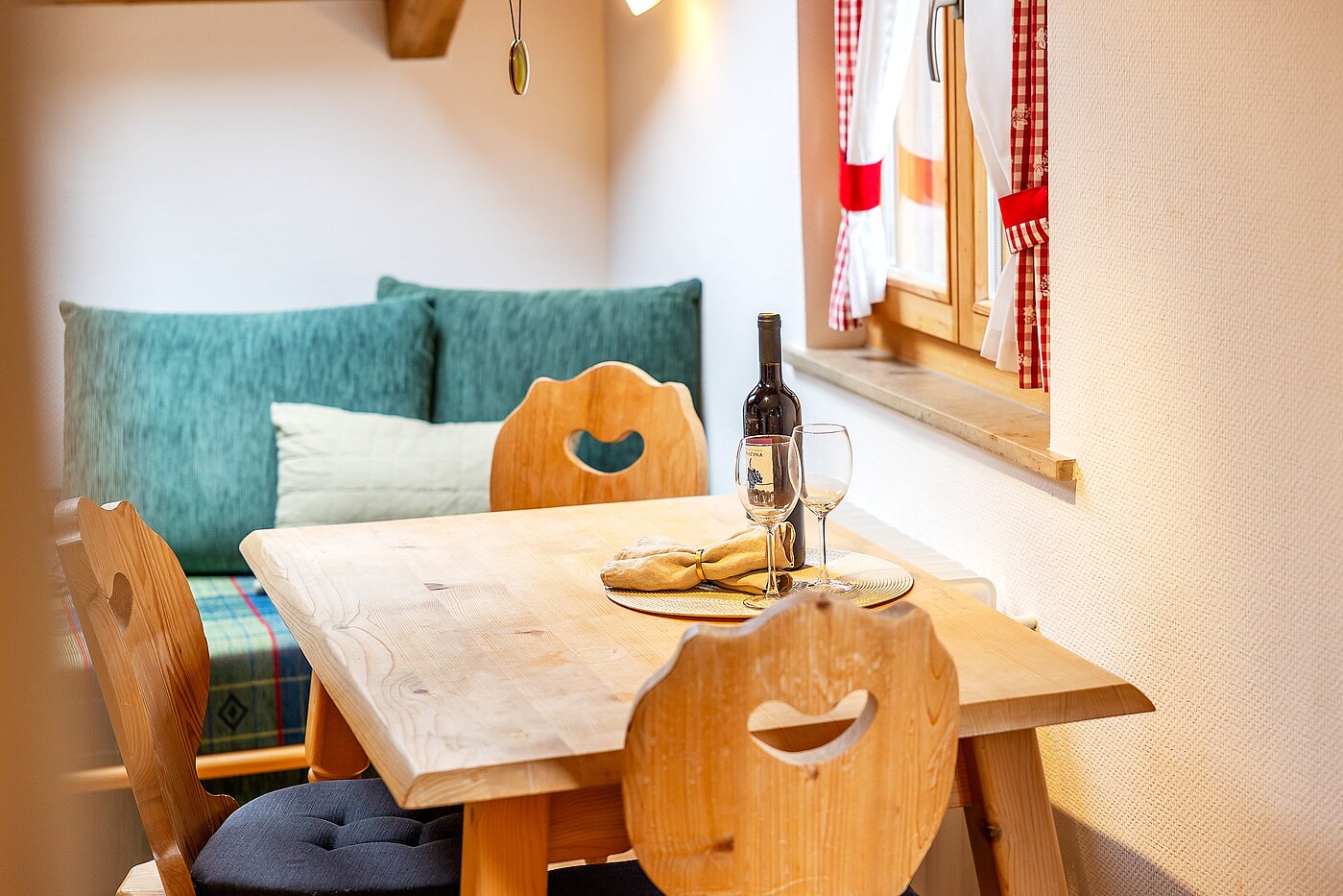 Dachgeschosswohnung mit 2 Zimmern | Bad Wiessee | 70017 | Esstisch