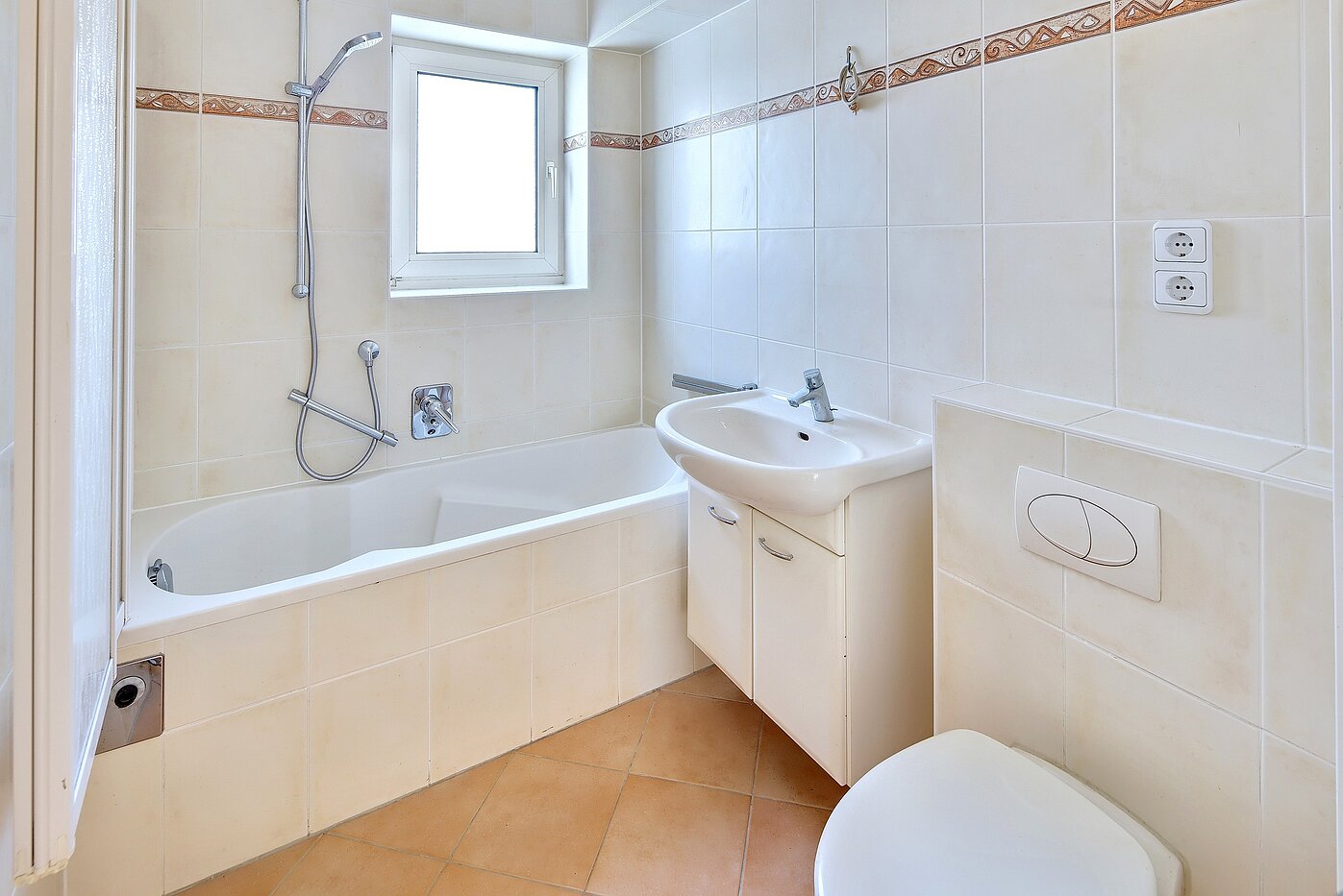 Etagenwohnung mit 3 Zimmern | München-Bogenhausen | 70310 | Bad mit Fenster und...