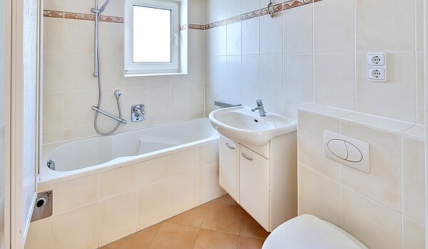 Etagenwohnung mit 3 Zimmern | München-Bogenhausen | 70310 | Bad mit Fenster und...