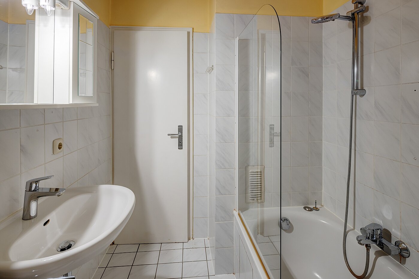 Etagenwohnung mit 2 Zimmern | 70075 | ...Badewanne