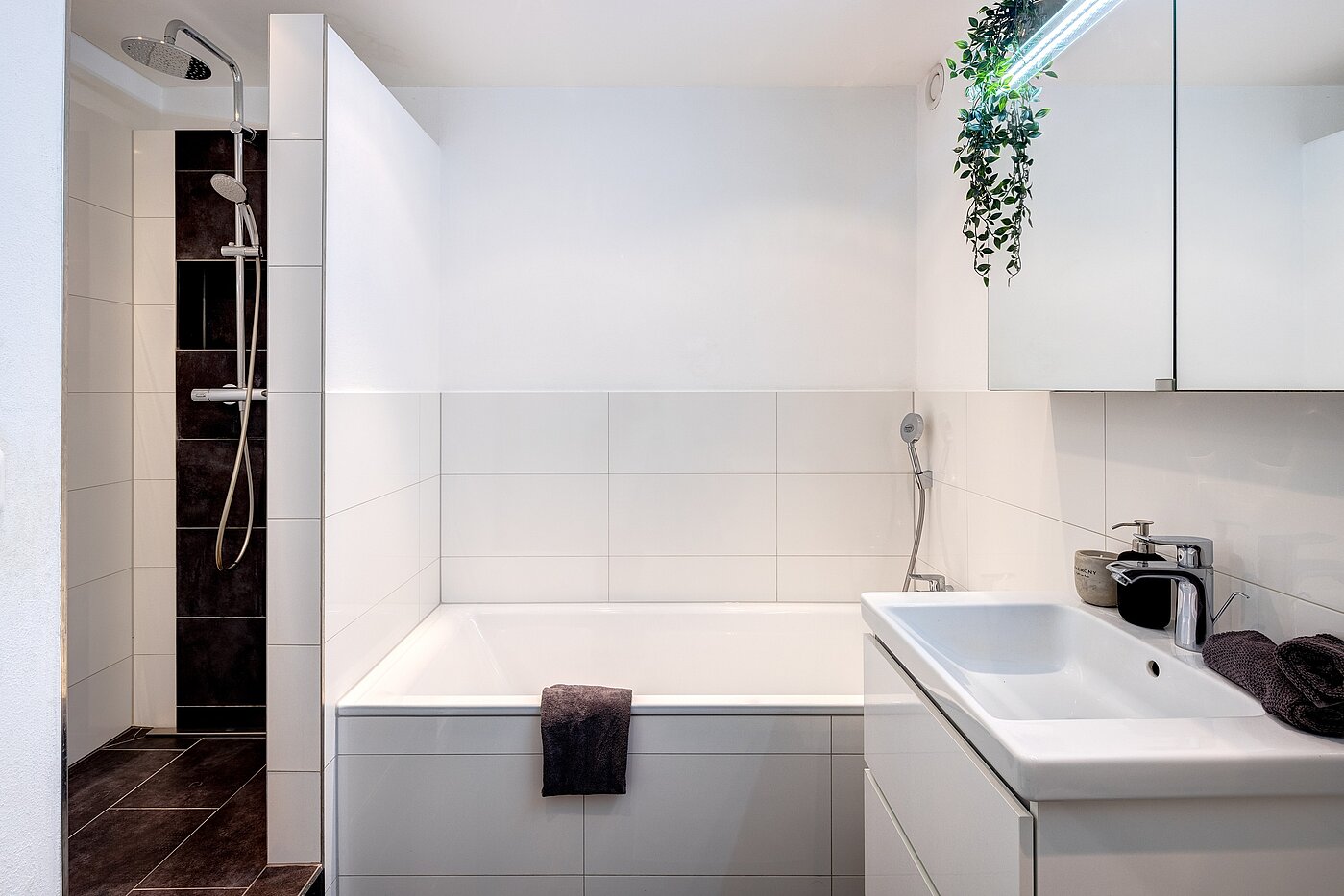Etagenwohnung mit 3.5 Zimmern | München-Bogenhausen | 70267 | ...Dusche und Badewanne