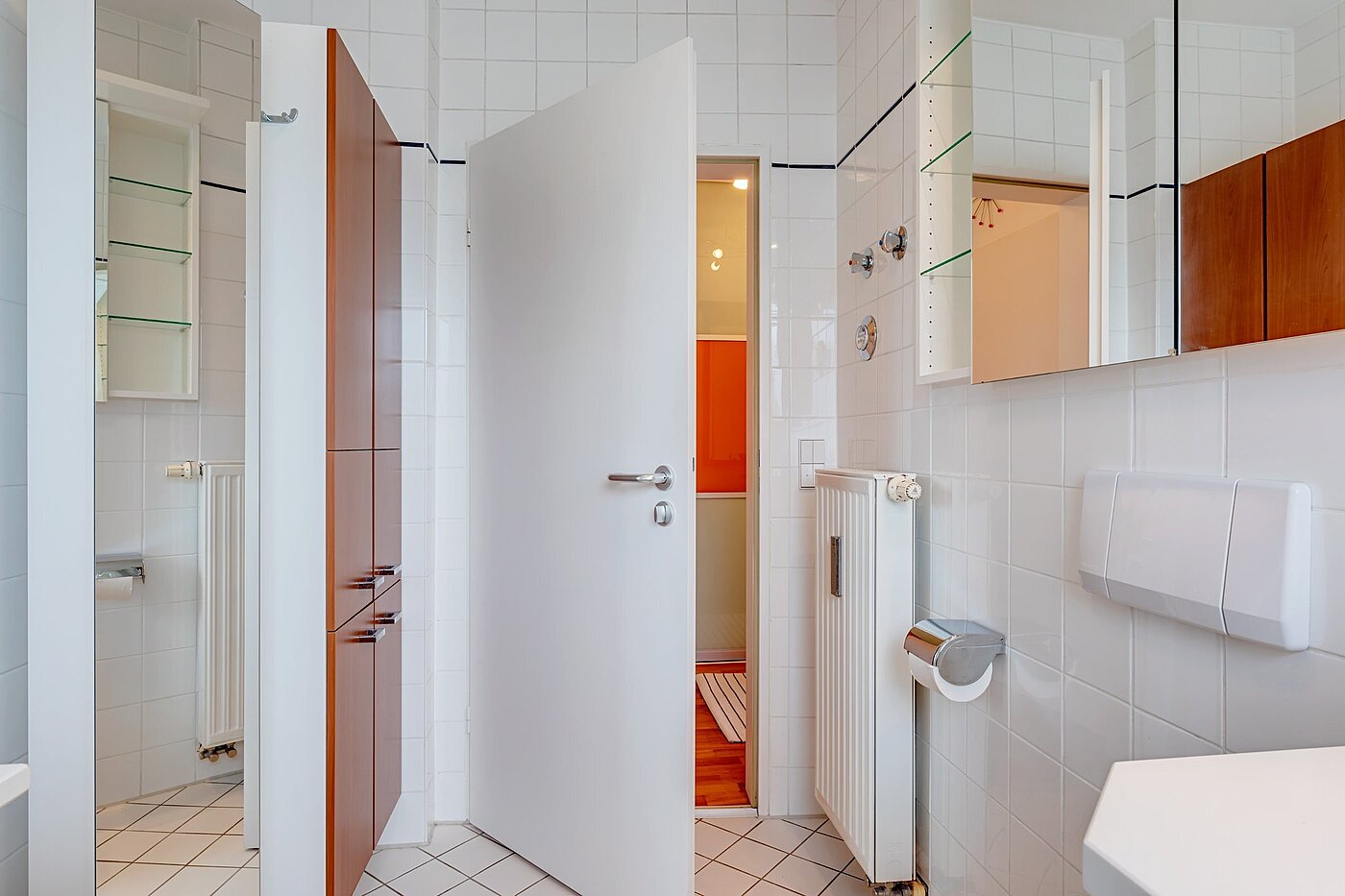 Dachgeschosswohnung mit 2 Zimmern | München-Sendling | 1911ML4 | Spiegelschrank im Bad
