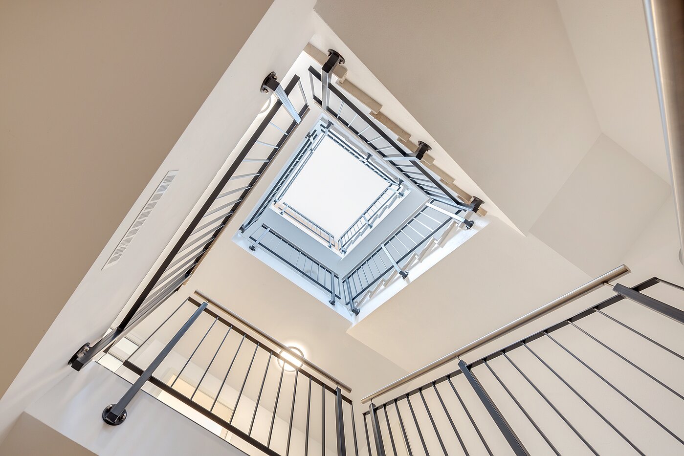 Besondere Immobilie mit 8 Zimmern | 70406 | Treppenhaus Gewerbe