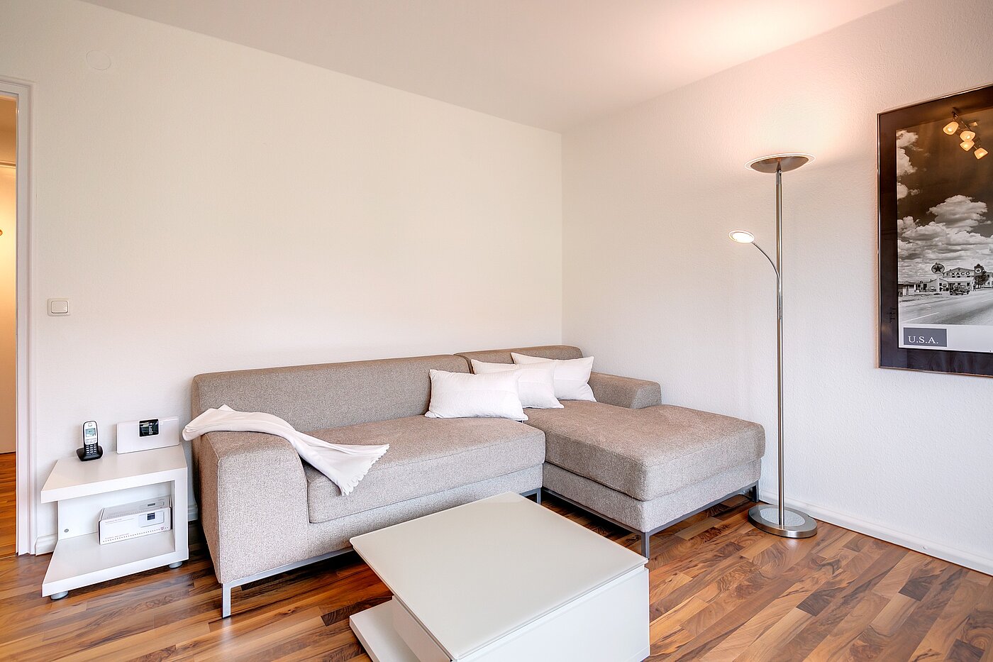 Etagenwohnung mit 2 Zimmern | München-Schwabing | 70096 | Helles Wohnzimmer