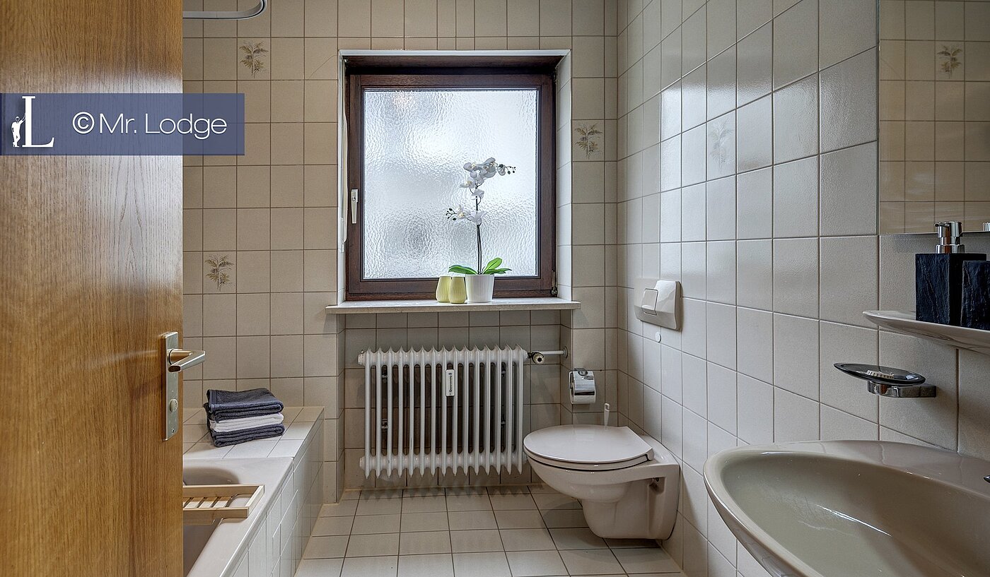 Erdgeschosswohnung mit 2 Zimmern | München-Harlaching | 1704ML6 | Bad mit Fenster